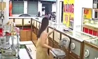 Thực hư video nữ chủ tiệm vàng bị tên cướp đột nhập khống chế