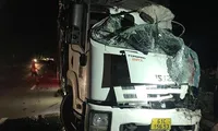 Hiện trường vụ hai xe tải đấu đầu khiến 4 người thương vong ở Bình Dương