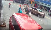 [CLIP] Tài xế dừng ô tô đột ngột giữa đường rồi đạp cô gái đang chạy xe máy ngã nhào