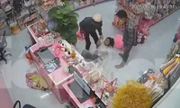 [CLIP] Hai đối tượng dùng dao khống chế nữ nhân viên cửa hàng thời trang