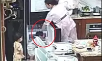 [CLIP] Xem camera giấu kín, sốc khi phát hiện bé 2 tuổi bị bảo mẫu bạo hành nhiều lần