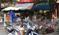Hà Nội: Chưa cho thuê, vỉa hè đã ngổn ngang hàng quán 
