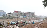 Rác thải &apos;tấn công&apos; tuyến đường hai bên kênh dẫn dự án chống ngập ở Hà Nội