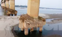 Tàu thuyền mắc cạn, cầu nghìn tỷ trơ móng giữa lòng sông Hồng, sông Đà