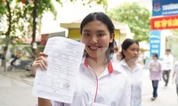 Thí sinh &apos;tươi như hoa&apos; khoe sẽ đạt điểm 10 môn Ngoại ngữ