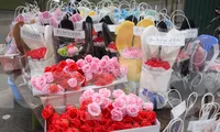 Hoa hồng, gấu bông, socola xuống phố Hà Nội ngày Valentine