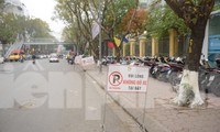 Muôn kiểu rào chắn không cho ôtô đỗ cửa, cấm xe leo vỉa hè ở Hà Nội