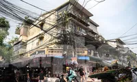 Cáp điện, viễn thông giăng &apos;mạng nhện&apos; trên phố Hà Nội