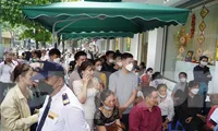 Người Hà Nội xếp hàng mua vàng từ 5h sáng