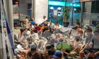 Ôm theo chăn chiếu, ngủ vỉa hè xuyên đêm giữ chỗ mua vàng 
