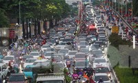 Đường phố Hà Nội kẹt cứng, người dân chật vật về nhà trong cơn mưa chiều