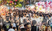 Phố cổ Hà Nội chật cứng người đêm Trung thu