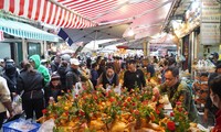 Người Hà Nội chi nửa triệu đồng mua gà ngậm hoa hồng sáng 29 Tết tại chợ &apos;nhà giàu&apos;