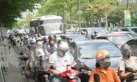 Đông 'nghẹt thở', người dân cố nhích từng bước rời Hà Nội trước kỳ nghỉ lễ 30/4