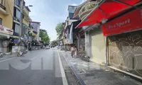 Hà Nội: Hàng loạt cửa hàng kinh doanh trên phố cổ 'cửa đóng then cài'