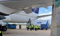 Máy bay bị xe tải đâm thủng bụng, lỗi khó tin của tài xế