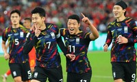 Các đồng đội ăn mừng cùng Son Heung Min