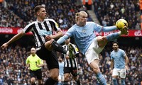 Haaland tranh chấp với hậu vệ Newcastle.