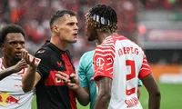 Tiền vệ Xhaka tranh cãi với Simakan.