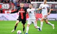 Florian Wirtz trong một pha tranh chấp với cầu thủ Union Berlin ở trận lượt đi.