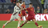 Wirtz và Dybala trong một pha tranh chấp.