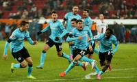 Leverkusen ăn mừng chiến thắng trước Augsburg ở trận lượt đi.