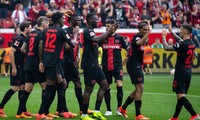 Các cầu thủ Leverkusen ăn mừng.