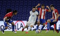 Messi giữa vòng vây của các cầu thủ Paraguay.