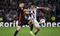 Pha tranh chấp giữa Lewandowski và cầu thủ bên phía Real Sociedad.