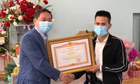 Phó Chủ tịch thường trực UBND thành phố Hà Nội Lê Hồng Sơn trao tặng bằng khen của Thủ tướng cho anh Nguyễn Ngọc Mạnh.