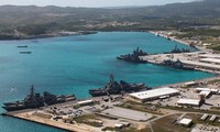Các tàu hải quân neo đậu trên bờ biển đảo Guam. Ảnh: Reuters
