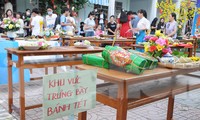 Thầy cô, học sinh Cần Thơ cùng &apos;tranh tài&apos; gói bánh tét đón Tết