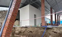 Bờ sông ở Cần Thơ có thể sạt lở thêm sau khi đã kéo sập 10 căn nhà