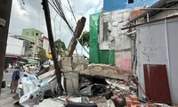Tường 3,5 mét đổ sập khi dỡ nhà, công nhân bị thương