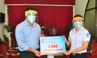 Sinh viên Cần Thơ &apos;tiếp sức&apos; 3.000 tấm chắn giọt bắn để phòng dịch COVID -19
