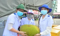 Người dân tiếp sức tình nguyện viên chống dịch COVID-19