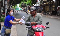 Giáo viên ở Cần Thơ nấu cơm trao tặng người nghèo 