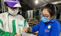 Tình nguyện viên trích tiền thưởng giúp đỡ gia đình khó khăn đang cách ly