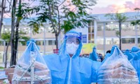 Tình nguyện viên phục vụ bà con