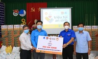 Trao tặng túi an sinh cho người dân