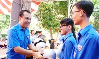Tặng mũ bảo hiểm cho sinh viên