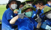 ‘Bóng hồng’ tình nguyện trên công trình giao thông quê hương Sen hồng 