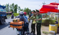 Xúc động hình ảnh công an và đoàn thanh niên tiếp sức người dân về quê đón Tết