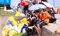 Nhóm bạn trẻ ngâm mình vớt hàng tấn rác bên bờ biển