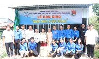 Sinh viên nghèo xúc động khi được nhận ngôi nhà 5.000 đồng