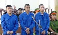 Bị chửi mắng, nghịch tử đâm cha và chú ruột tử vong 