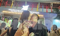 Bạn trẻ trao nhau nụ hôn mừng năm mới 2024