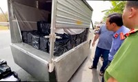 Gặp cảnh sát, tài xế chở thuốc lá lậu nhảy sông tẩu thoát