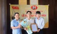 Kết nạp Đảng cho 2 sinh viên 5 tốt