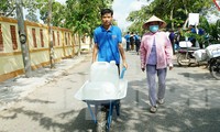 Bạn trẻ miền Tây nghỉ lễ hỗ trợ nước ngọt giúp người dân mùa hạn mặn 